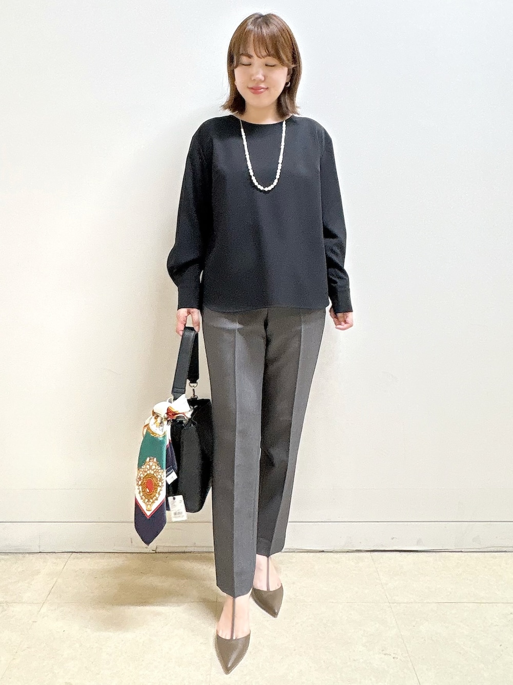 ホワイト系のカーディガン/ボレロ、ブラック系のシャツ/ブラウス、ブラック系のその他パンツを着用したレディースの秋コーディネートの8枚目の写真