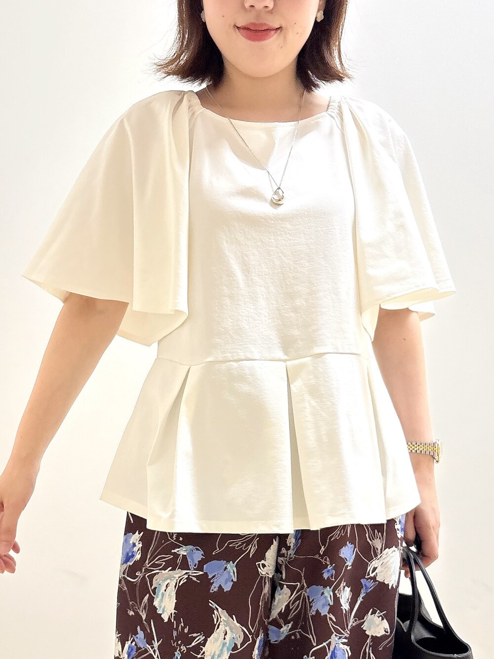 ホワイト系のTシャツ/カットソー、ブラウン系のその他パンツ、ブラック系のショルダーバッグを着用したレディースの夏コーディネートの10枚目の写真