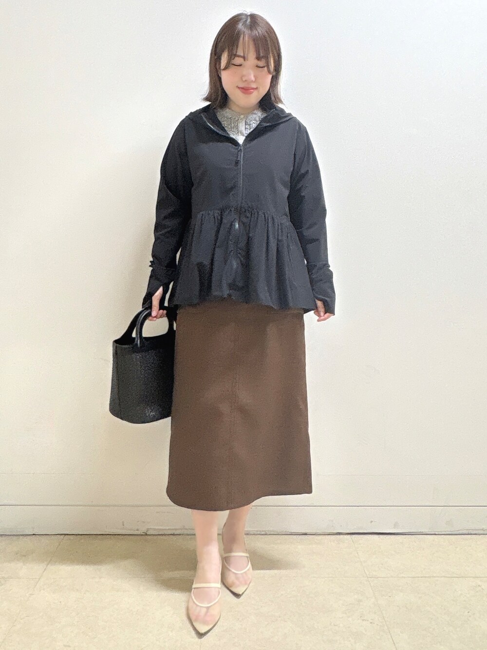 ブラック系のブルゾン、ブラック系のシャツ/ブラウス、ブラウン系のスカートを着用したレディースの春コーディネートの2枚目の写真