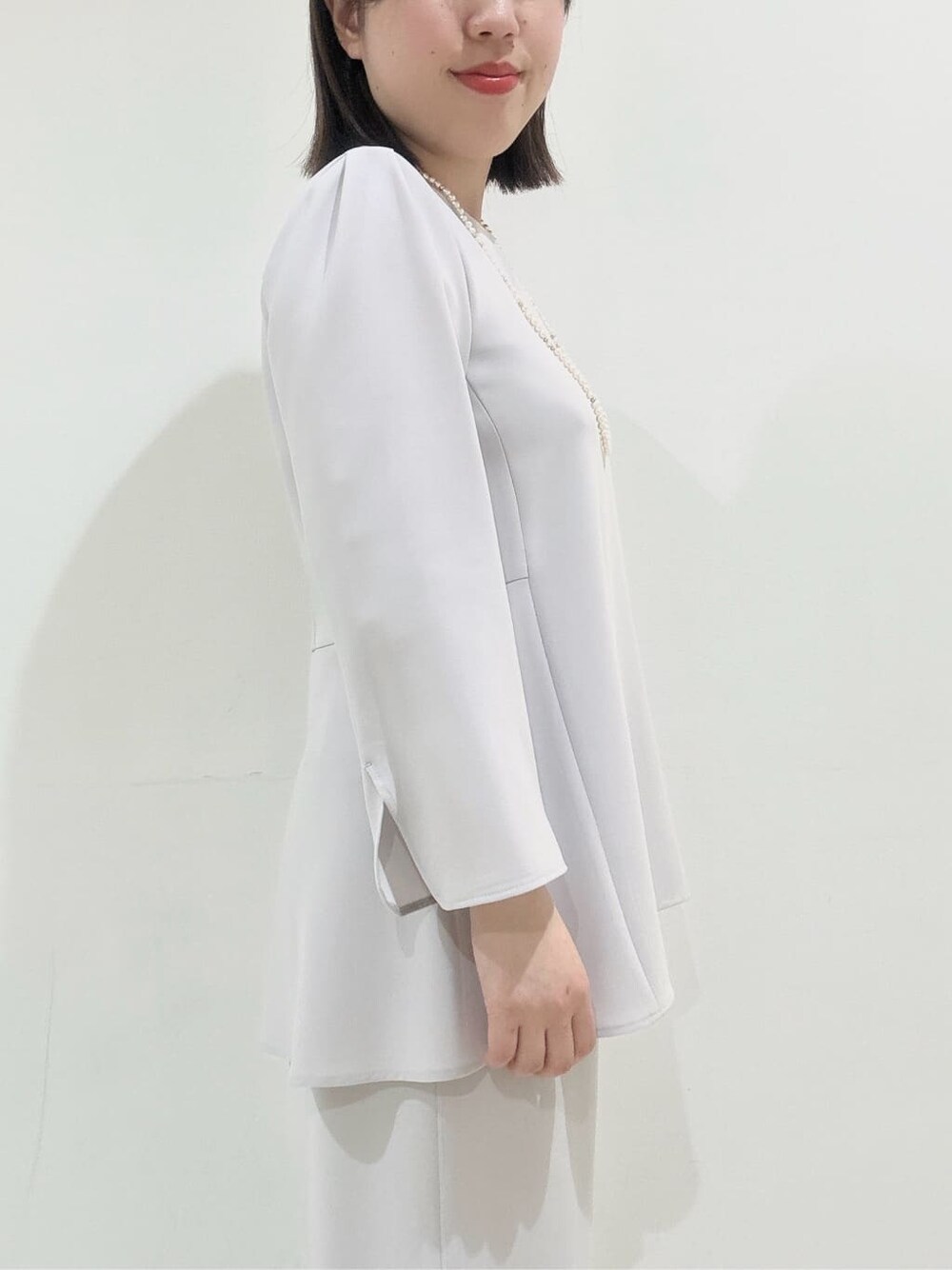 グレー系のシャツ/ブラウス、グレー系のその他パンツ、ベージュ系のパンプスを着用したレディースの冬コーディネートの7枚目の写真