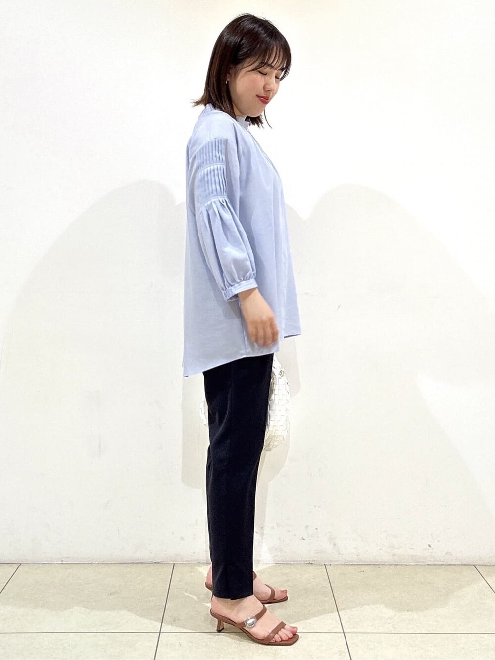 ホワイト系のカーディガン/ボレロ、ブルー系のシャツ/ブラウス、ブルー系のその他パンツを着用したレディースの春コーディネートの8枚目の写真