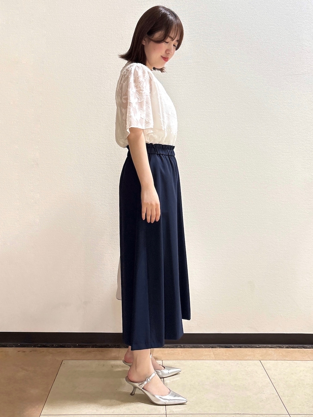 グレー系のノーカラージャケット、ホワイト系のトートバッグ、ブルー系のその他パンツを着用したレディースの春コーディネートの8枚目の写真