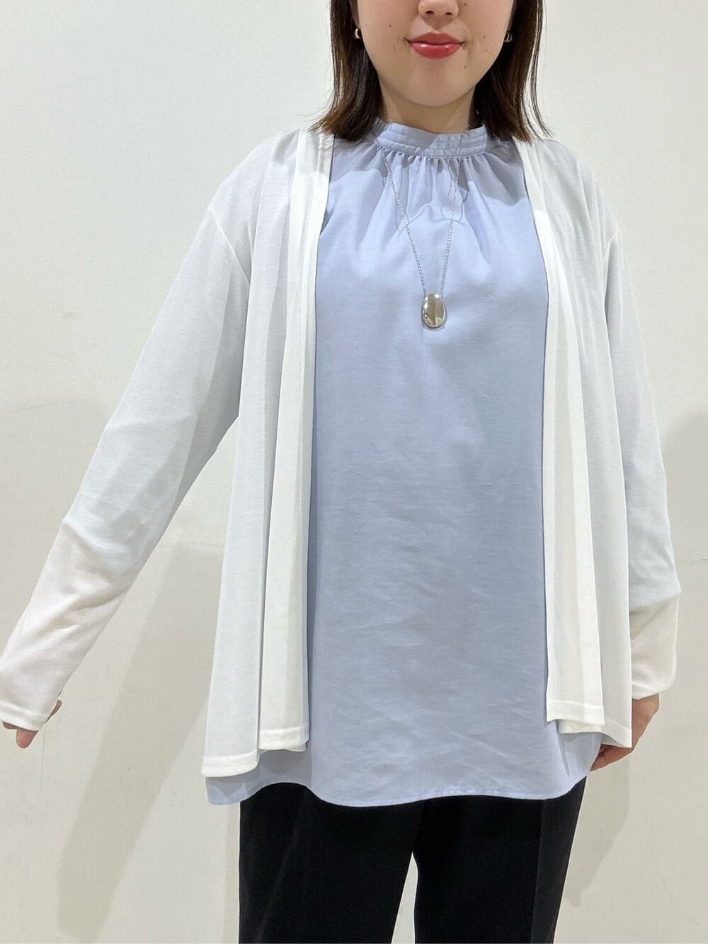 ホワイト系のカーディガン/ボレロ、ブルー系のシャツ/ブラウス、ブルー系のその他パンツを着用したレディースの春コーディネートの10枚目の写真