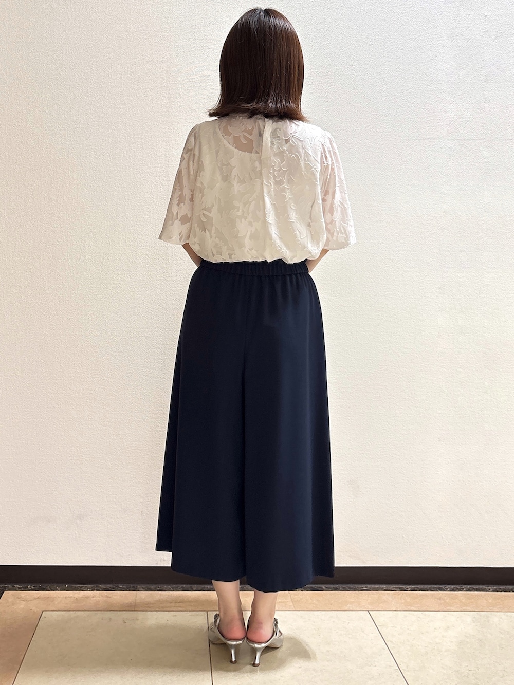 グレー系のノーカラージャケット、ホワイト系のトートバッグ、ブルー系のその他パンツを着用したレディースの春コーディネートの9枚目の写真