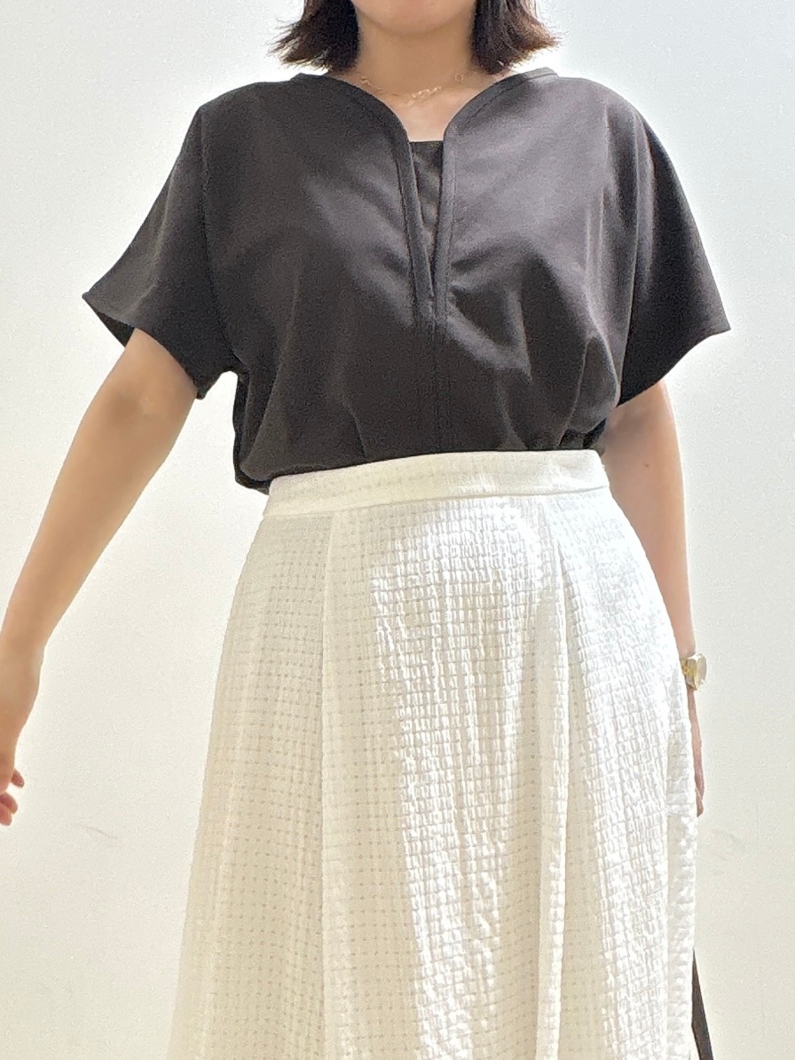 ブラウン系のTシャツ/カットソー、イエロー系のカーディガン/ボレロ、ホワイト系のスカートを着用したレディースの夏コーディネートの10枚目の写真