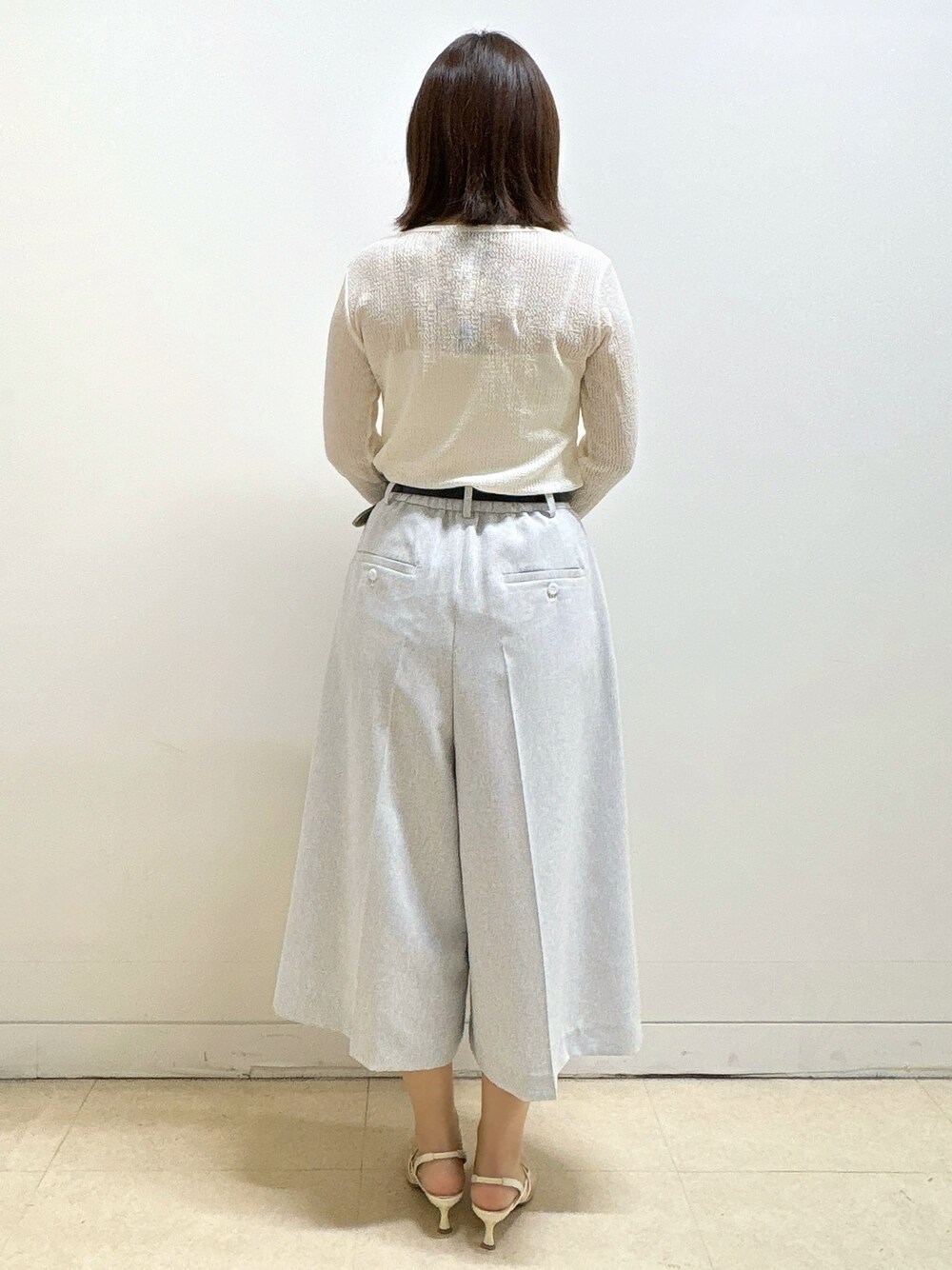 ブラック系のハンドバッグ、ホワイト系のTシャツ/カットソー、グレー系のブルゾンを着用したレディースの春コーディネートの8枚目の写真