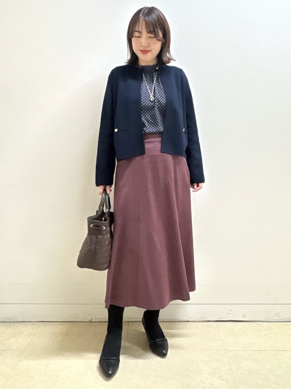 ブルー系のカーディガン/ボレロ、ブルー系のシャツ/ブラウス、レッド系のスカートを着用したレディースの冬コーディネートの4枚目の写真