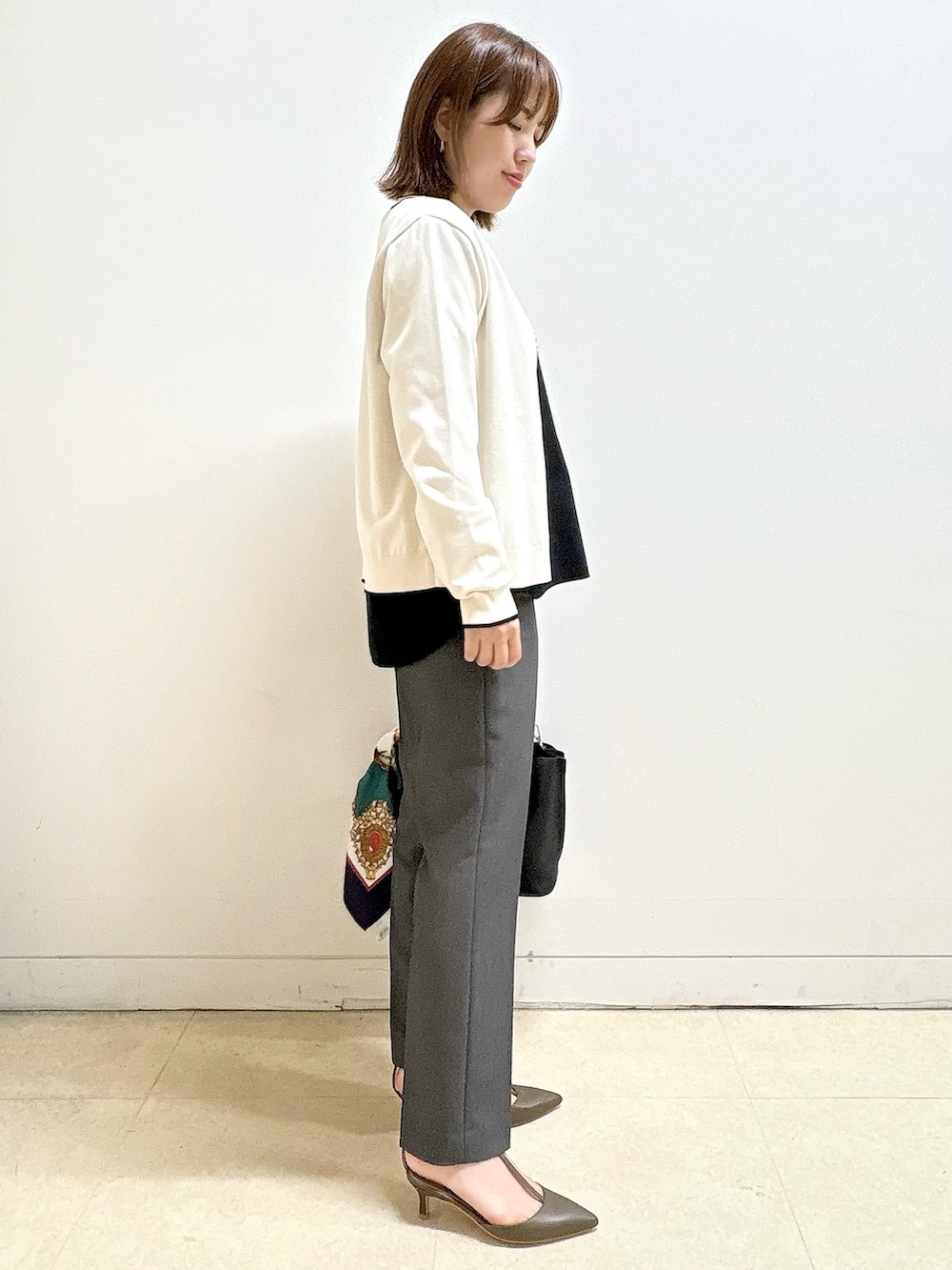 ホワイト系のカーディガン/ボレロ、ブラック系のシャツ/ブラウス、ブラック系のその他パンツを着用したレディースの秋コーディネートの3枚目の写真