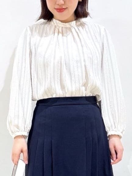 ホワイト系のシャツ/ブラウス、ホワイト系のトートバッグ、ブルー系のスカートを着用したレディースの春コーディネートの10枚目の写真