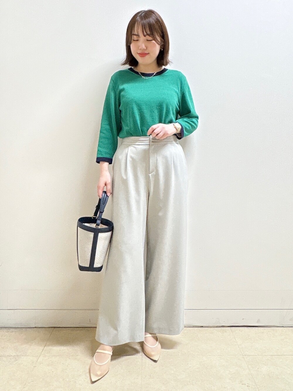 グレー系のその他パンツ、ブルー系のショルダーバッグ、グリーン系のニット/セーターを着用したレディースの春コーディネートの4枚目の写真