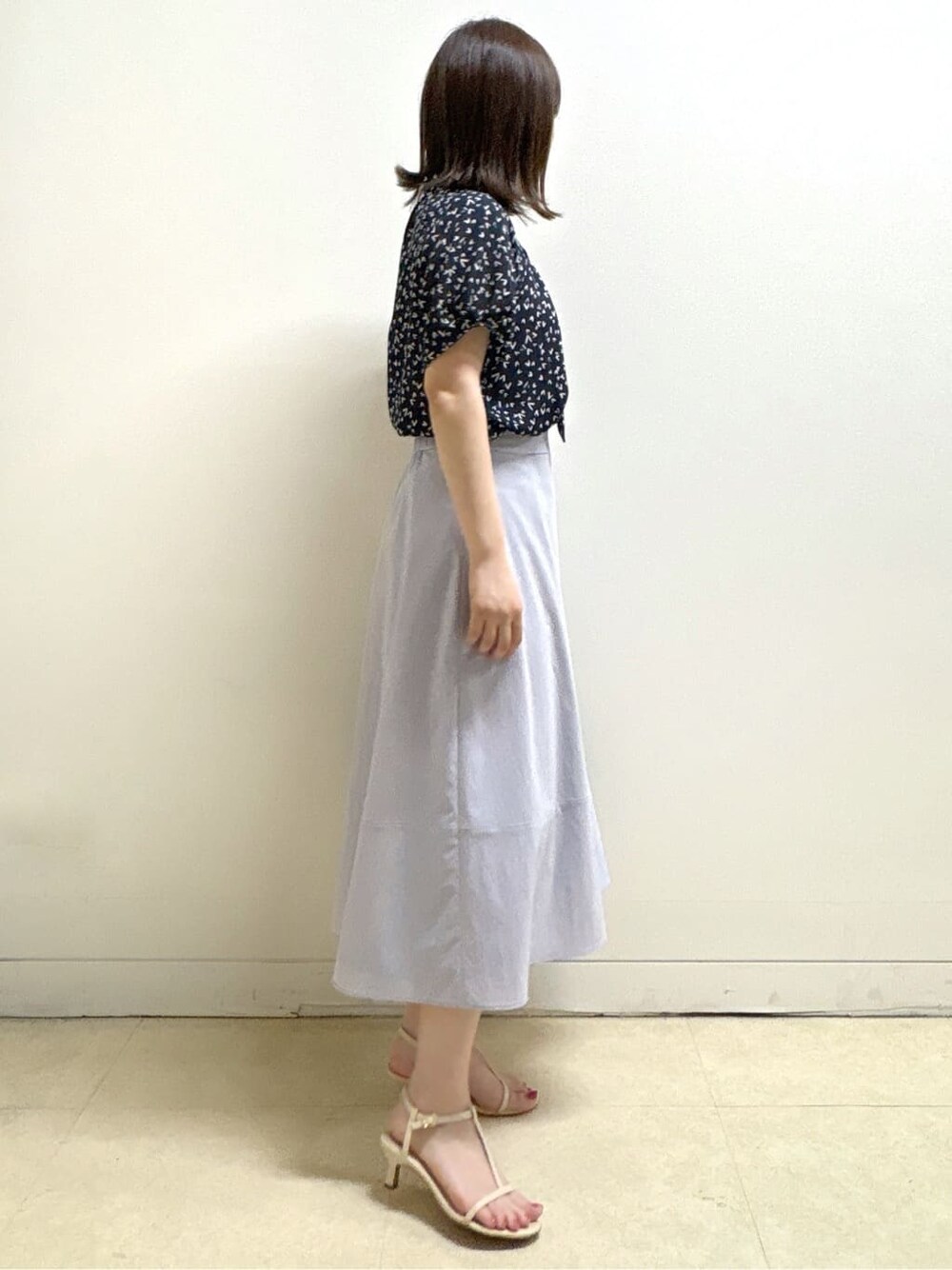 ベージュ系のノーカラージャケット、ブルー系のシャツ/ブラウス、パープル系のスカートを着用したレディースの夏コーディネートの8枚目の写真