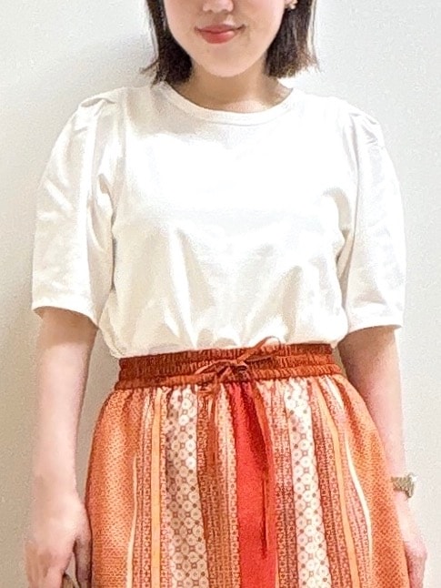 ブラウン系のカーディガン/ボレロ、ホワイト系のTシャツ/カットソー、オレンジ系のスカートを着用したレディースの夏コーディネートの10枚目の写真