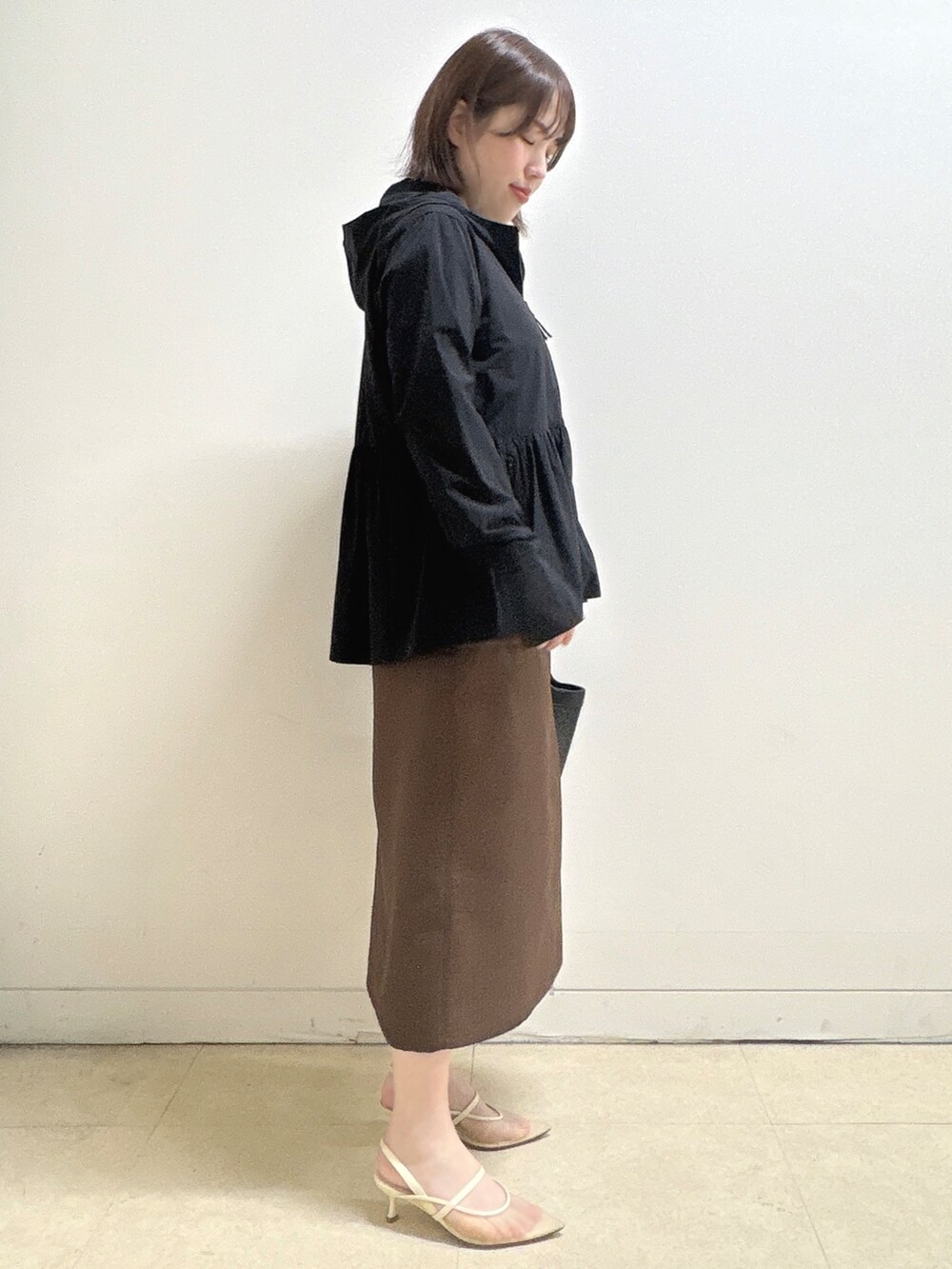 ブラック系のブルゾン、ブラック系のシャツ/ブラウス、ブラウン系のスカートを着用したレディースの春コーディネートの5枚目の写真