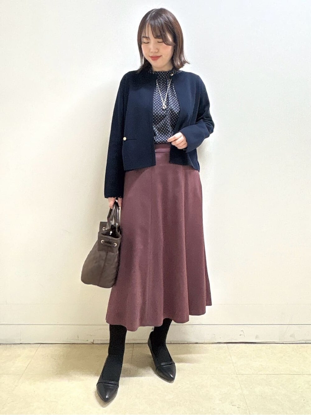 ブルー系のカーディガン/ボレロ、ブルー系のシャツ/ブラウス、レッド系のスカートを着用したレディースの冬コーディネートの3枚目の写真