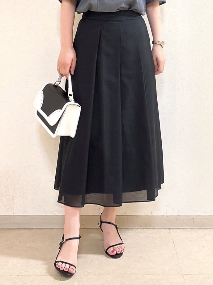 ブルー系のシャツ/ブラウス、ブラック系のスカート、ブラック系のショルダーバッグを着用したレディースの夏コーディネートの10枚目の写真