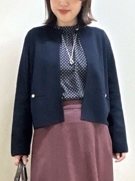 ブルー系のカーディガン/ボレロ、ブルー系のシャツ/ブラウス、レッド系のスカートを着用したレディースの冬コーディネートの9枚目の写真