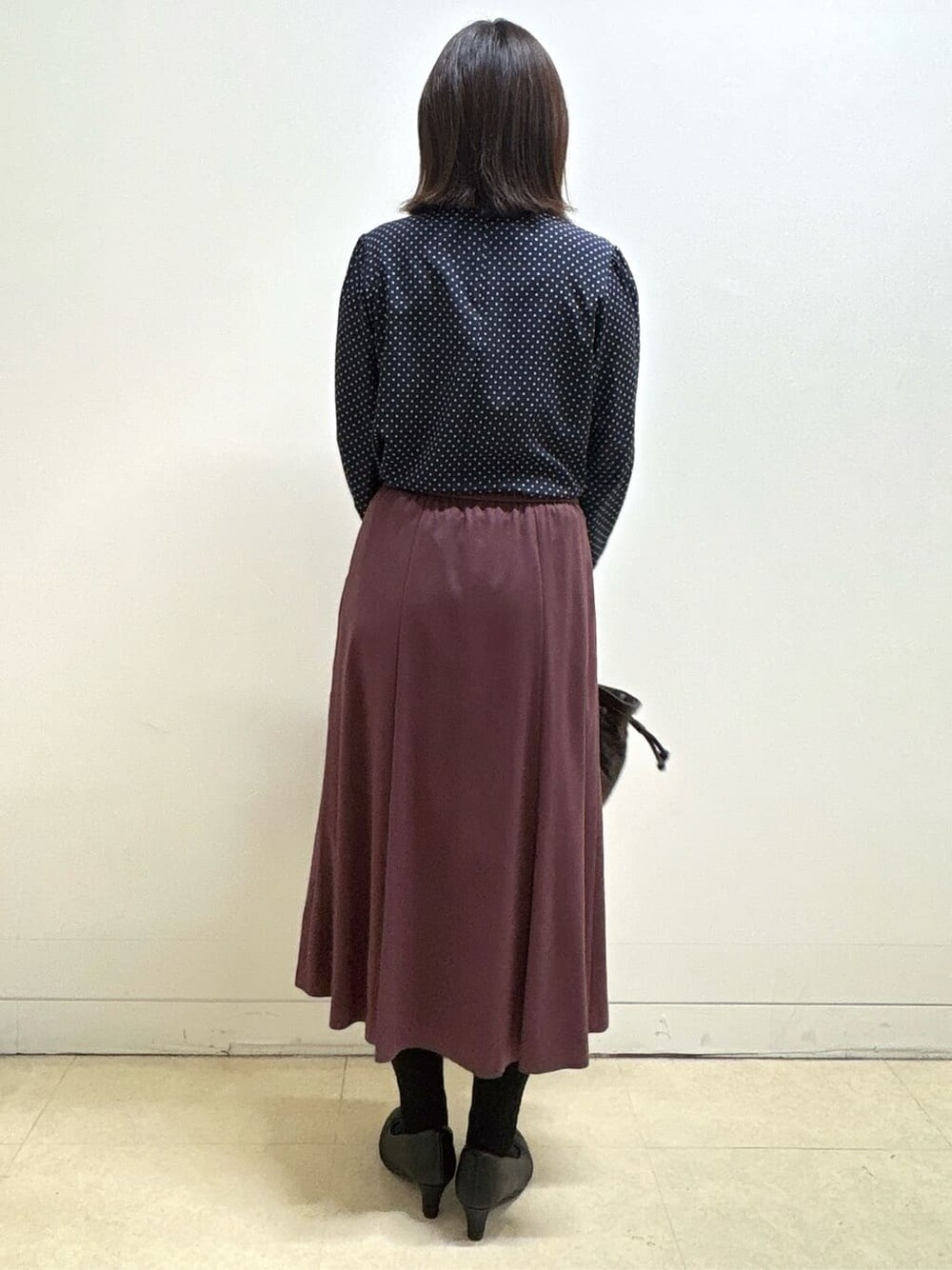 ブルー系のカーディガン/ボレロ、ブルー系のシャツ/ブラウス、レッド系のスカートを着用したレディースの冬コーディネートの8枚目の写真