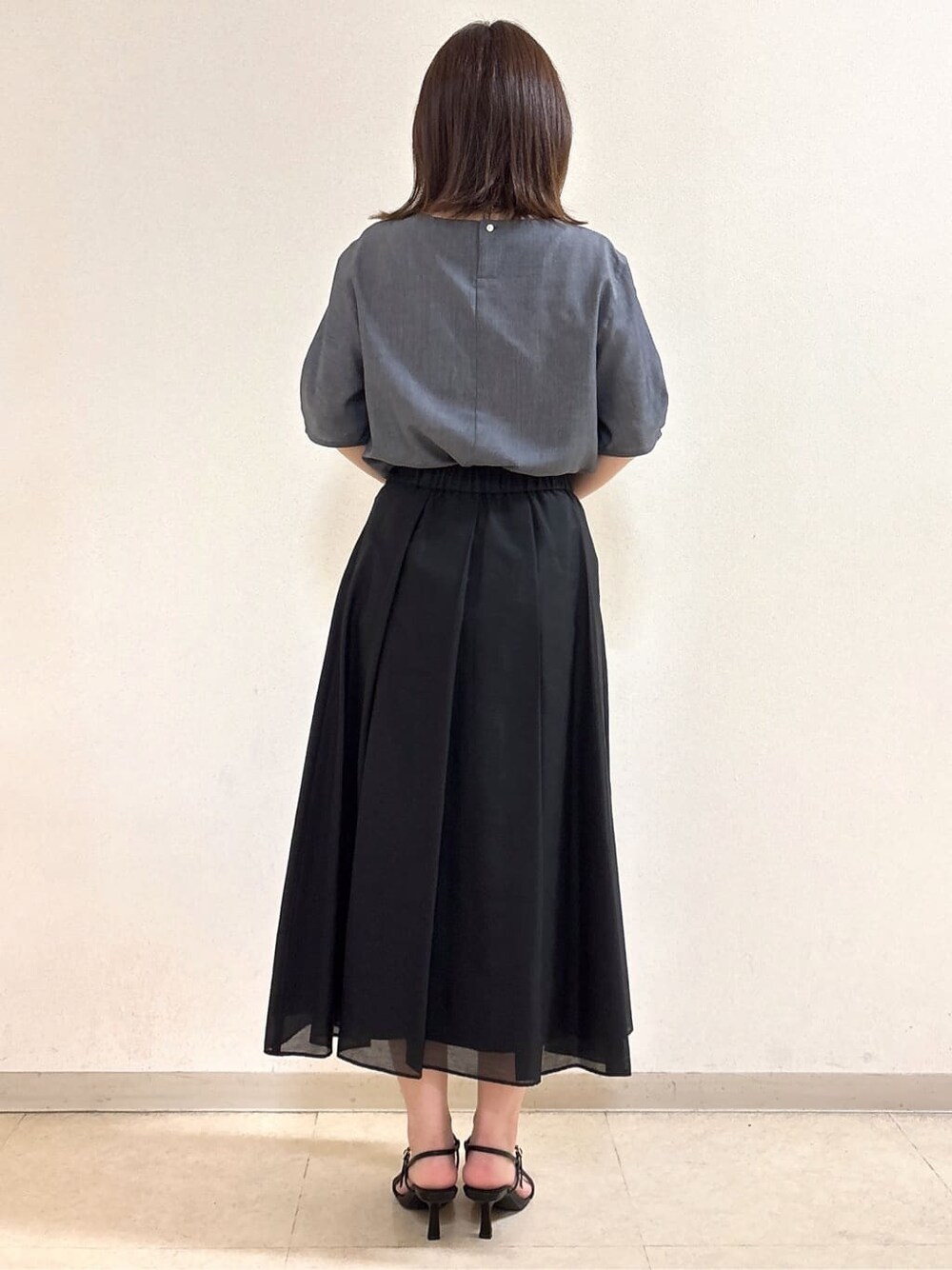 ブルー系のシャツ/ブラウス、ブラック系のスカート、ブラック系のショルダーバッグを着用したレディースの夏コーディネートの6枚目の写真