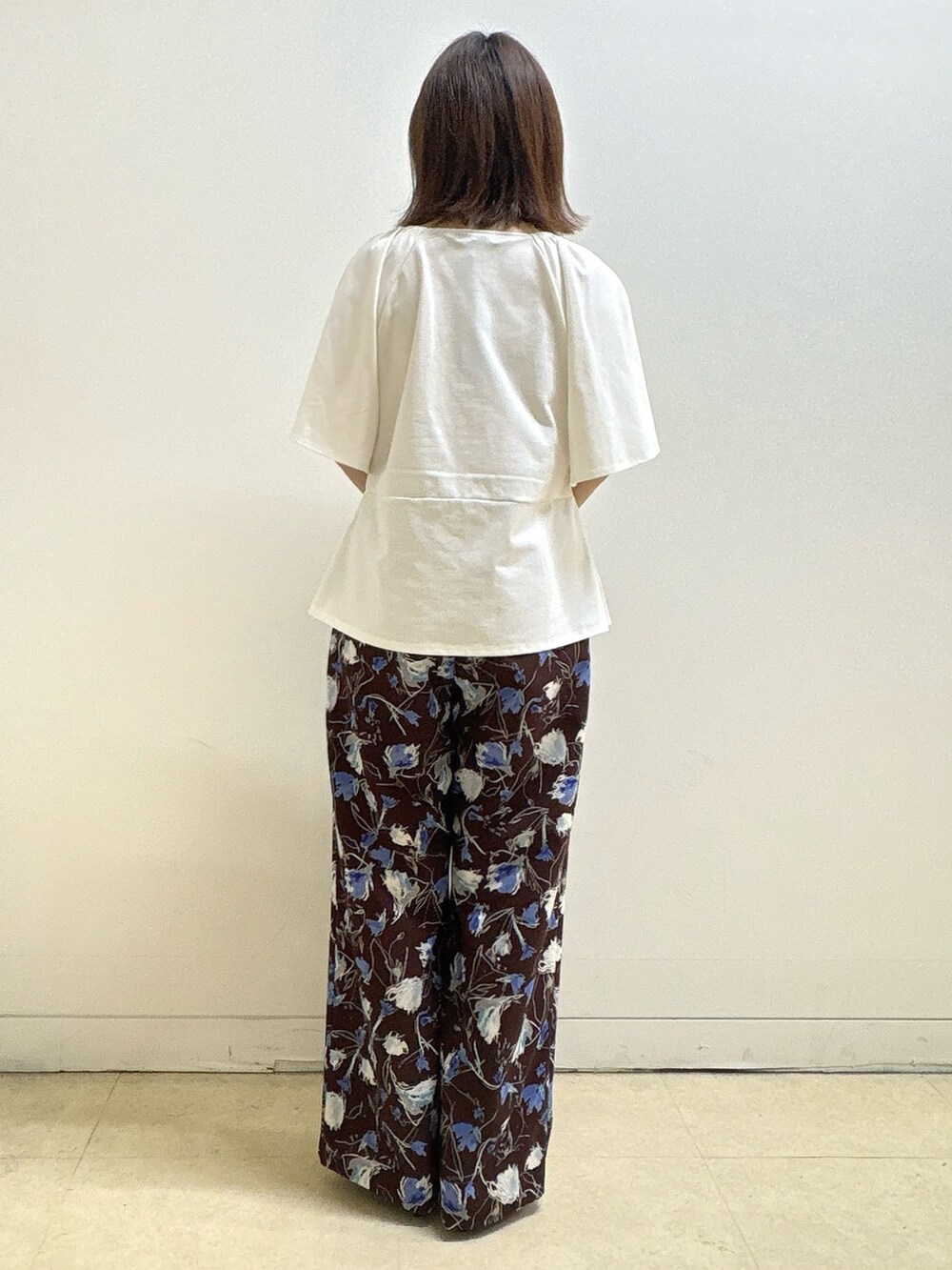 ホワイト系のTシャツ/カットソー、ブラウン系のその他パンツ、ブラック系のショルダーバッグを着用したレディースの夏コーディネートの6枚目の写真