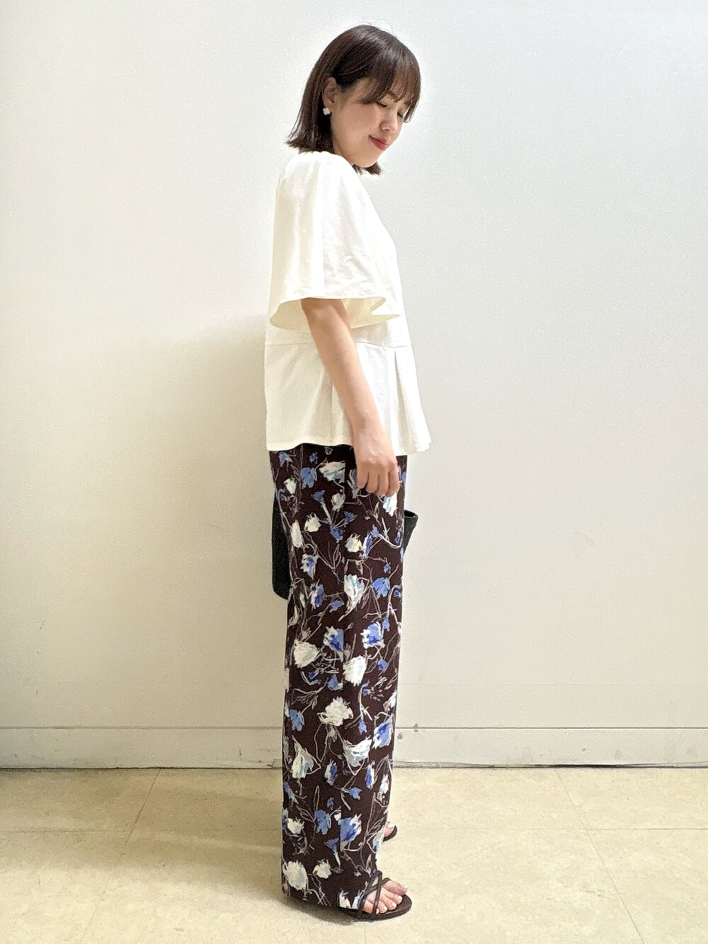 ホワイト系のTシャツ/カットソー、ブラウン系のその他パンツ、ブラック系のショルダーバッグを着用したレディースの夏コーディネートの5枚目の写真