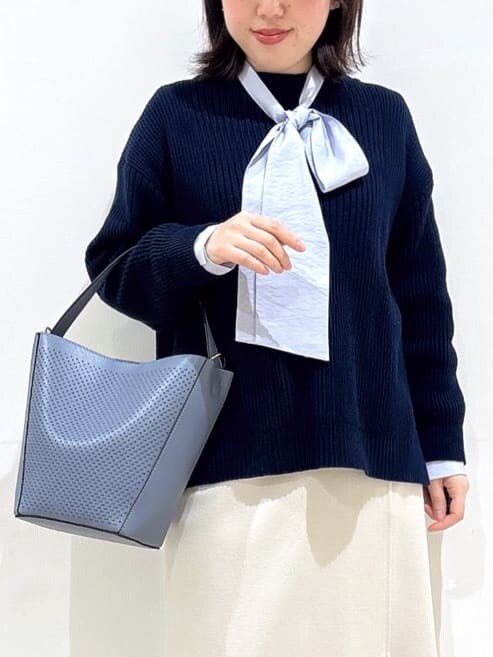 ブルー系のニット/セーター、ブルー系のシャツ/ブラウス、ベージュ系のスカートを着用したレディースの冬コーディネートの7枚目の写真