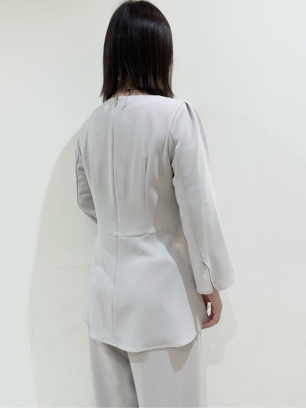 グレー系のシャツ/ブラウス、グレー系のその他パンツ、ベージュ系のパンプスを着用したレディースの冬コーディネートの8枚目の写真