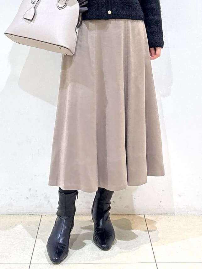 ブラック系のカーディガン/ボレロ、ベージュ系のスカート、ベージュ系のハンドバッグを着用したレディースの冬コーディネートの7枚目の写真