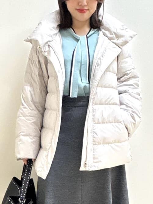 グレー系のダウンジャケット/コート、ブルー系のニット/セーター、グレー系のスカートを着用したレディースの秋コーディネートの10枚目の写真