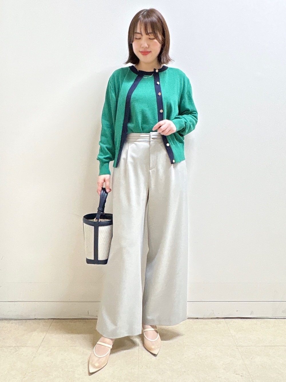 グレー系のその他パンツ、ブルー系のショルダーバッグ、グリーン系のニット/セーターを着用したレディースの春コーディネートの8枚目の写真