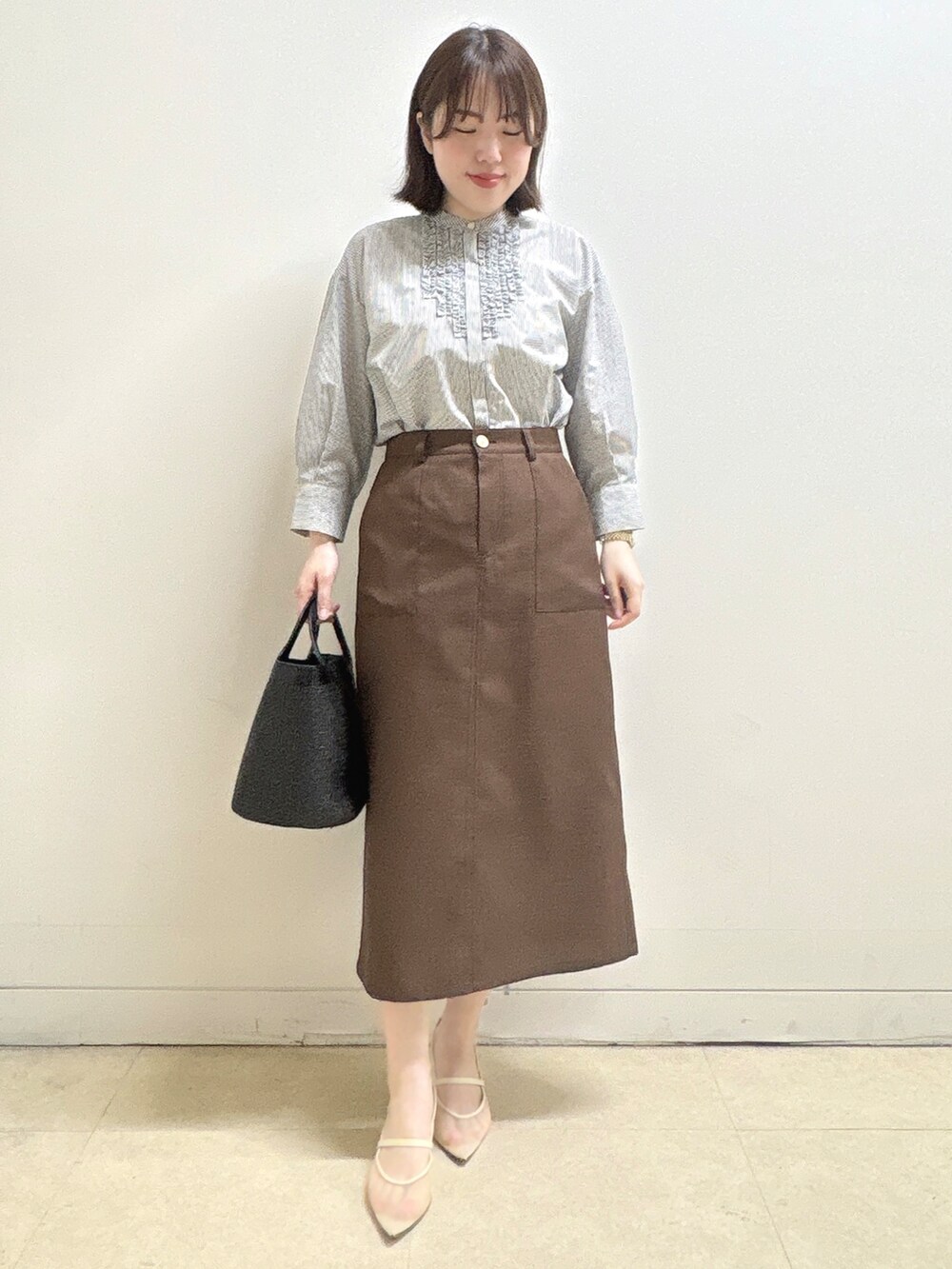 ブラック系のブルゾン、ブラック系のシャツ/ブラウス、ブラウン系のスカートを着用したレディースの春コーディネートの8枚目の写真