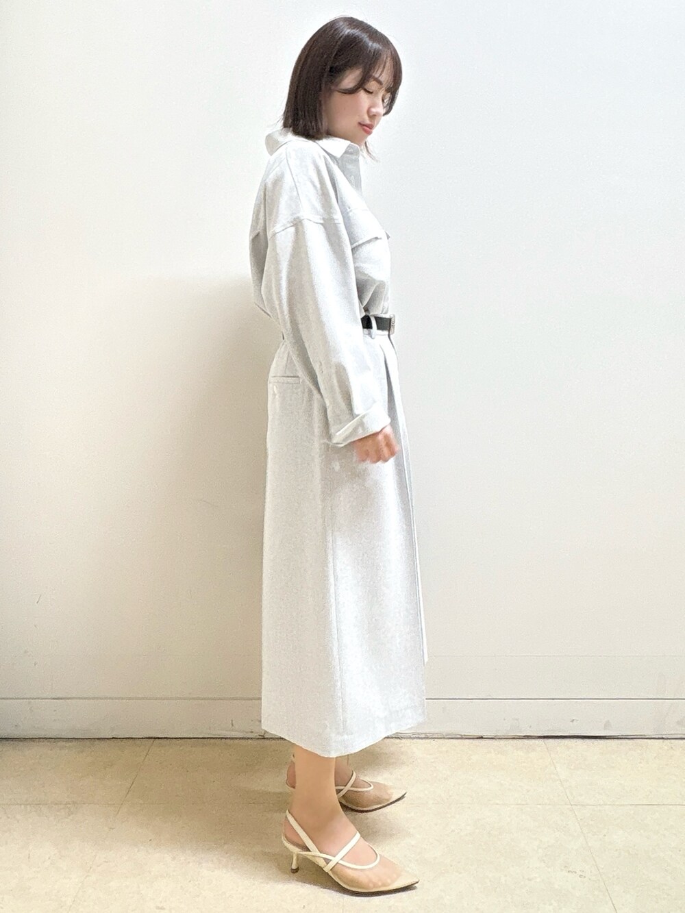 ブラック系のハンドバッグ、ホワイト系のTシャツ/カットソー、グレー系のブルゾンを着用したレディースの春コーディネートの10枚目の写真