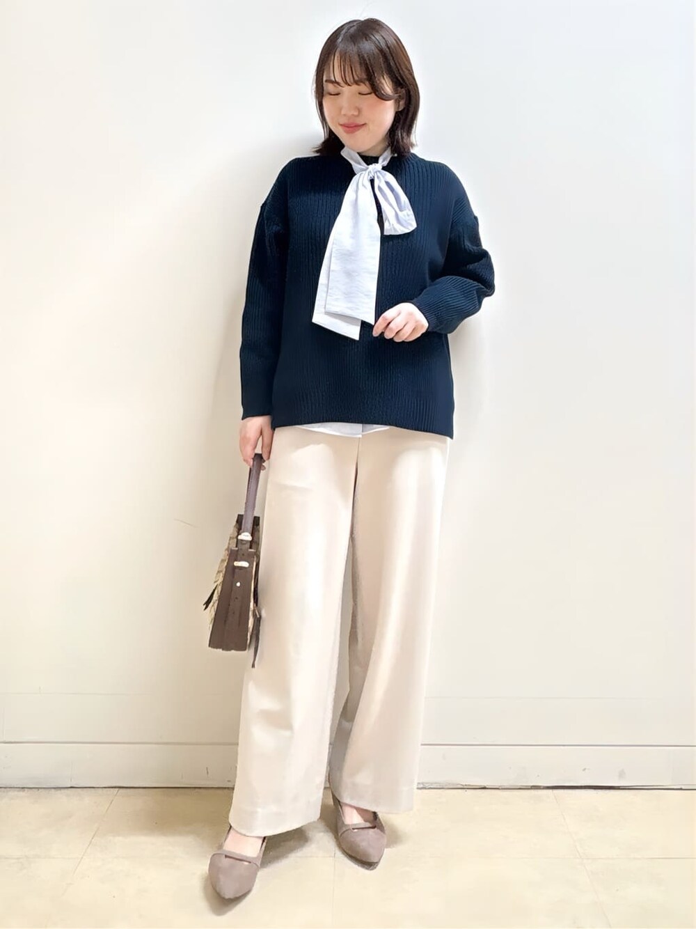 ブルー系のニット/セーター、ブルー系のシャツ/ブラウス、ベージュ系のその他パンツを着用したレディースの冬コーディネートの4枚目の写真