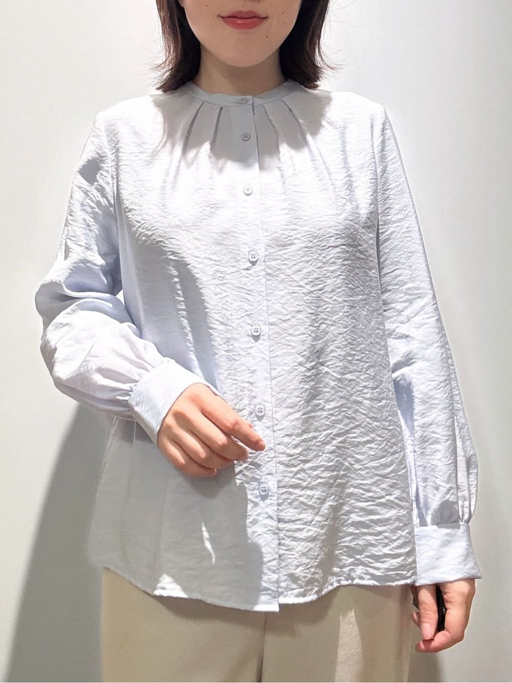 ブルー系のニット/セーター、ブルー系のシャツ/ブラウス、ベージュ系のその他パンツを着用したレディースの冬コーディネートの7枚目の写真