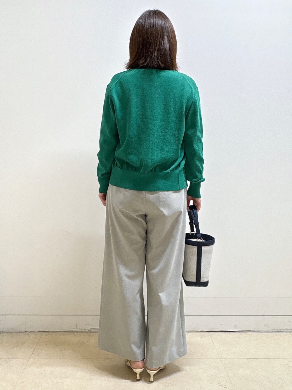 グレー系のその他パンツ、ブルー系のショルダーバッグ、グリーン系のニット/セーターを着用したレディースの春コーディネートの10枚目の写真