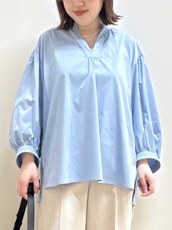 ベージュ系のショルダーバッグ、ブルー系のシャツ/ブラウス、ベージュ系のその他パンツを着用したレディースの春コーディネートの8枚目の写真