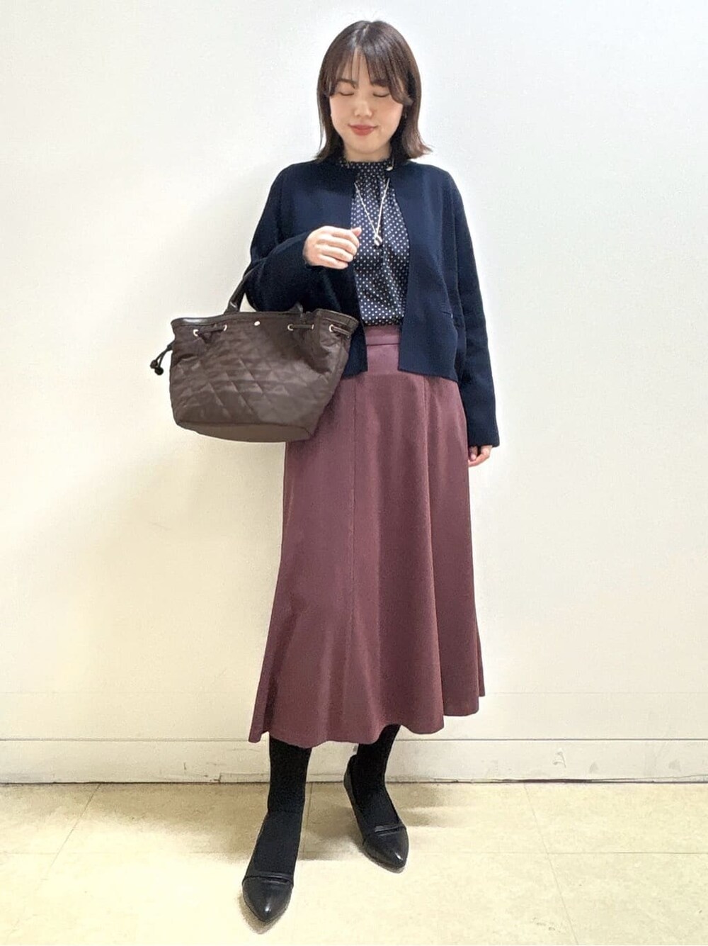 ブルー系のカーディガン/ボレロ、ブルー系のシャツ/ブラウス、レッド系のスカートを着用したレディースの冬コーディネートの2枚目の写真