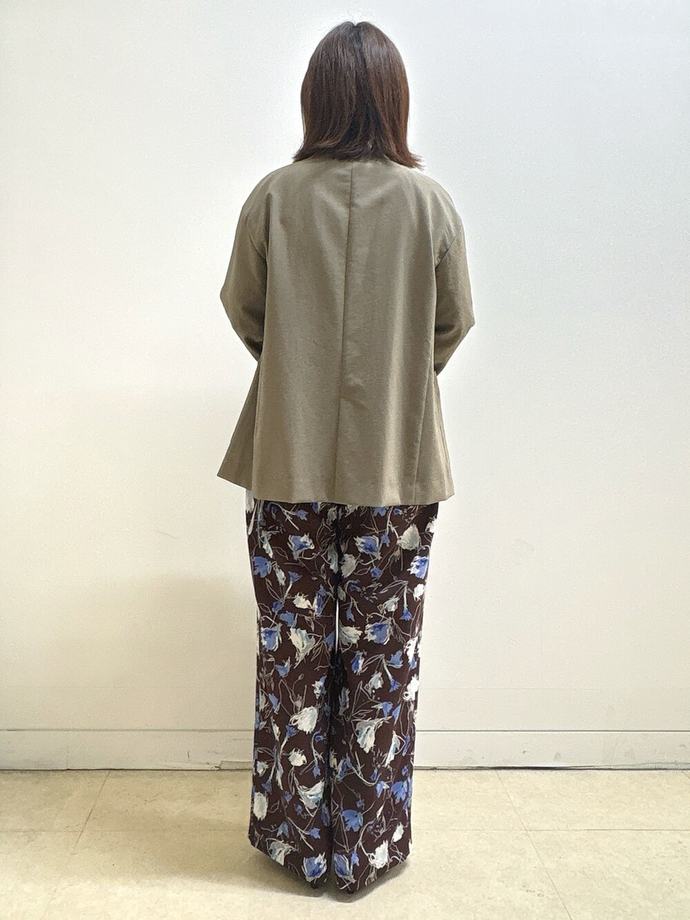 ホワイト系のTシャツ/カットソー、ブラウン系のその他パンツ、ブラック系のショルダーバッグを着用したレディースの夏コーディネートの9枚目の写真