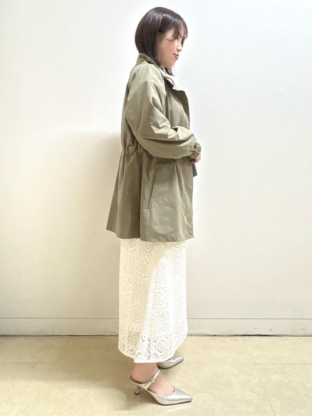 ホワイト系のスカート、グレー系のTシャツ/カットソー、イエロー系のショルダーバッグを着用したレディースの冬コーディネートの8枚目の写真