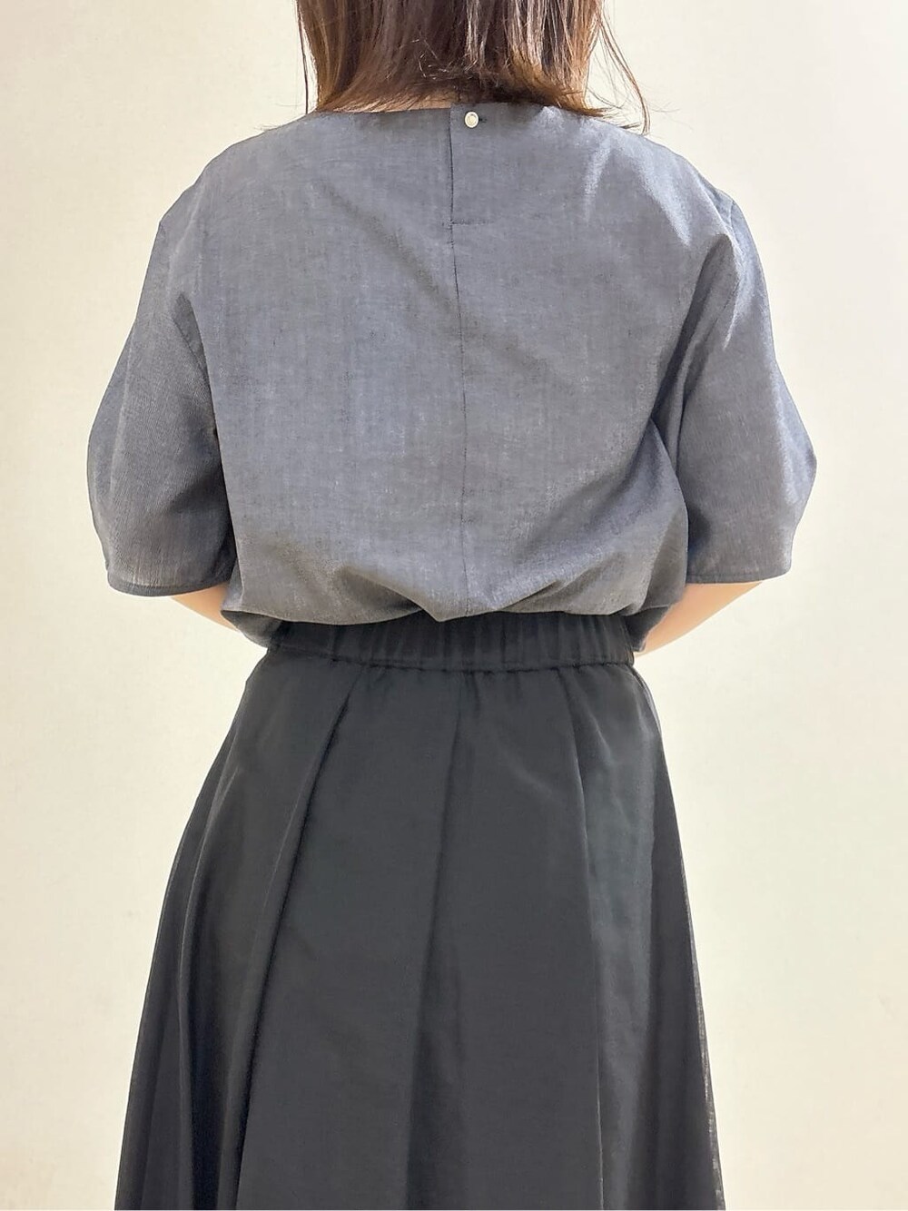 ブルー系のシャツ/ブラウス、ブラック系のスカート、ブラック系のショルダーバッグを着用したレディースの夏コーディネートの9枚目の写真