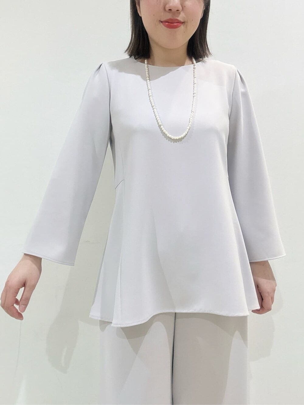 グレー系のシャツ/ブラウス、グレー系のその他パンツ、ベージュ系のパンプスを着用したレディースの冬コーディネートの6枚目の写真