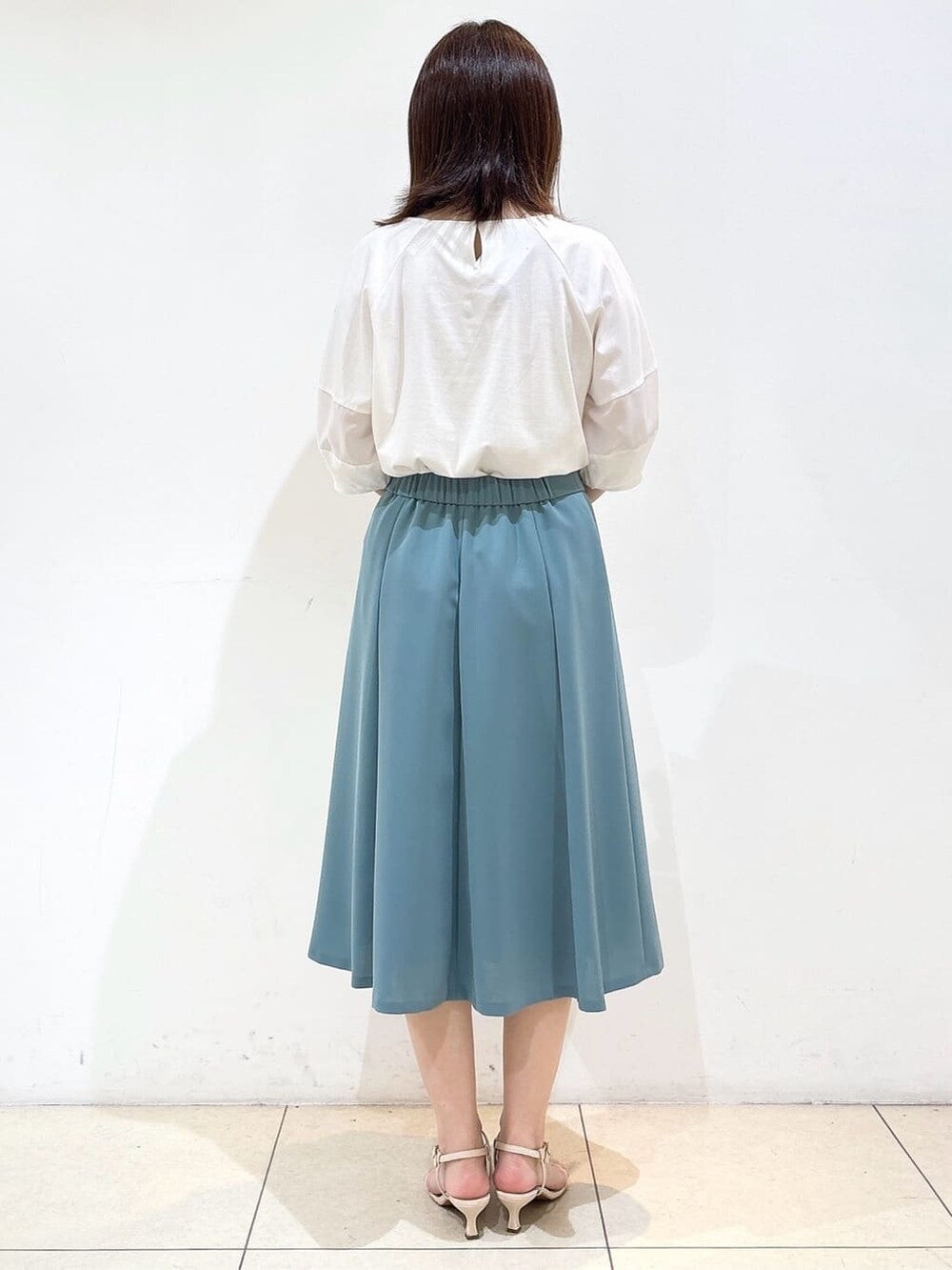 ホワイト系のTシャツ/カットソー、グリーン系のスカート、ホワイト系のトートバッグを着用したレディースの夏コーディネートの6枚目の写真