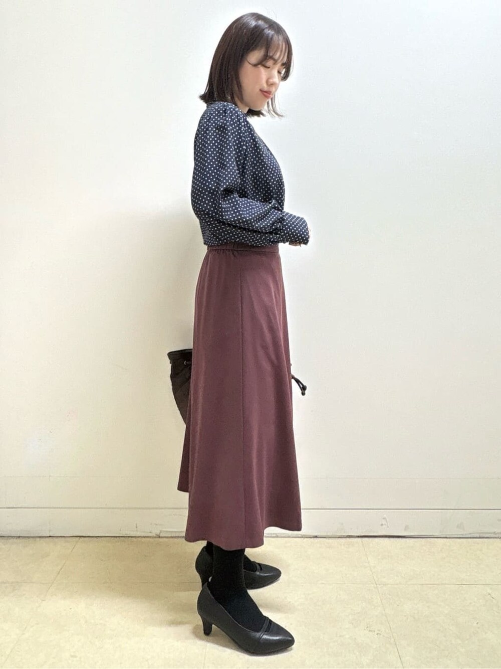 ブルー系のカーディガン/ボレロ、ブルー系のシャツ/ブラウス、レッド系のスカートを着用したレディースの冬コーディネートの7枚目の写真