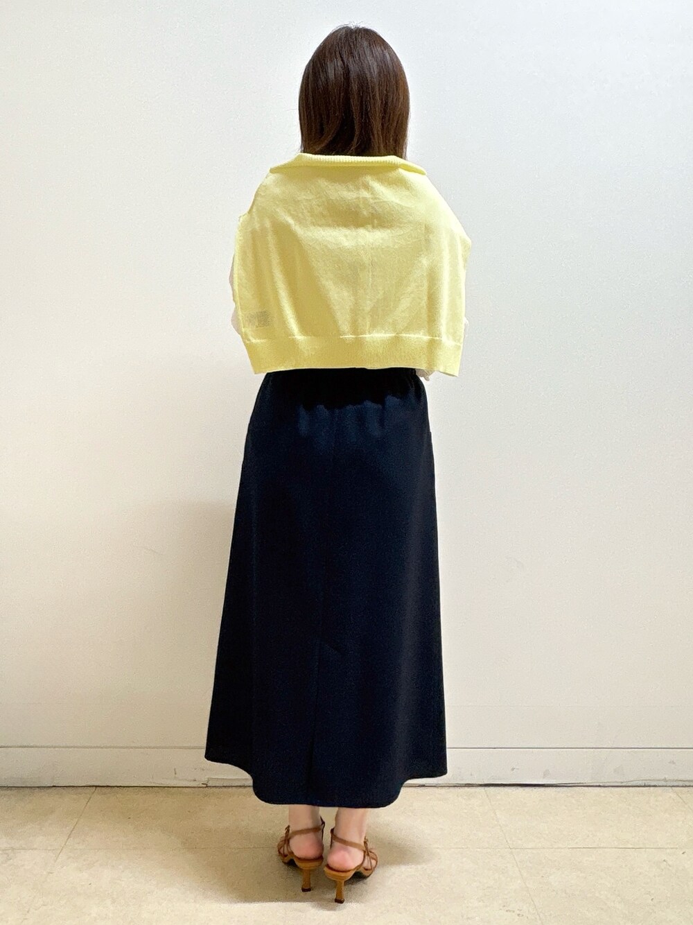 ホワイト系のシャツ/ブラウス、ブルー系のスカート、ベージュ系のトートバッグを着用したレディースの夏コーディネートの8枚目の写真