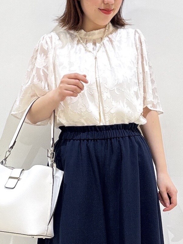 グレー系のノーカラージャケット、ホワイト系のトートバッグ、ブルー系のその他パンツを着用したレディースの春コーディネートの10枚目の写真
