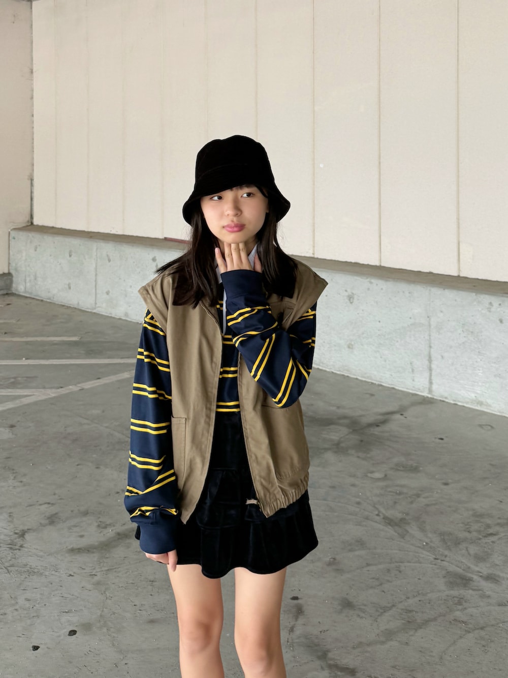 ベージュ系のブルゾン、ブラック系のスニーカー、ブルー系のポロシャツを着用したキッズの秋コーディネートの3枚目の写真