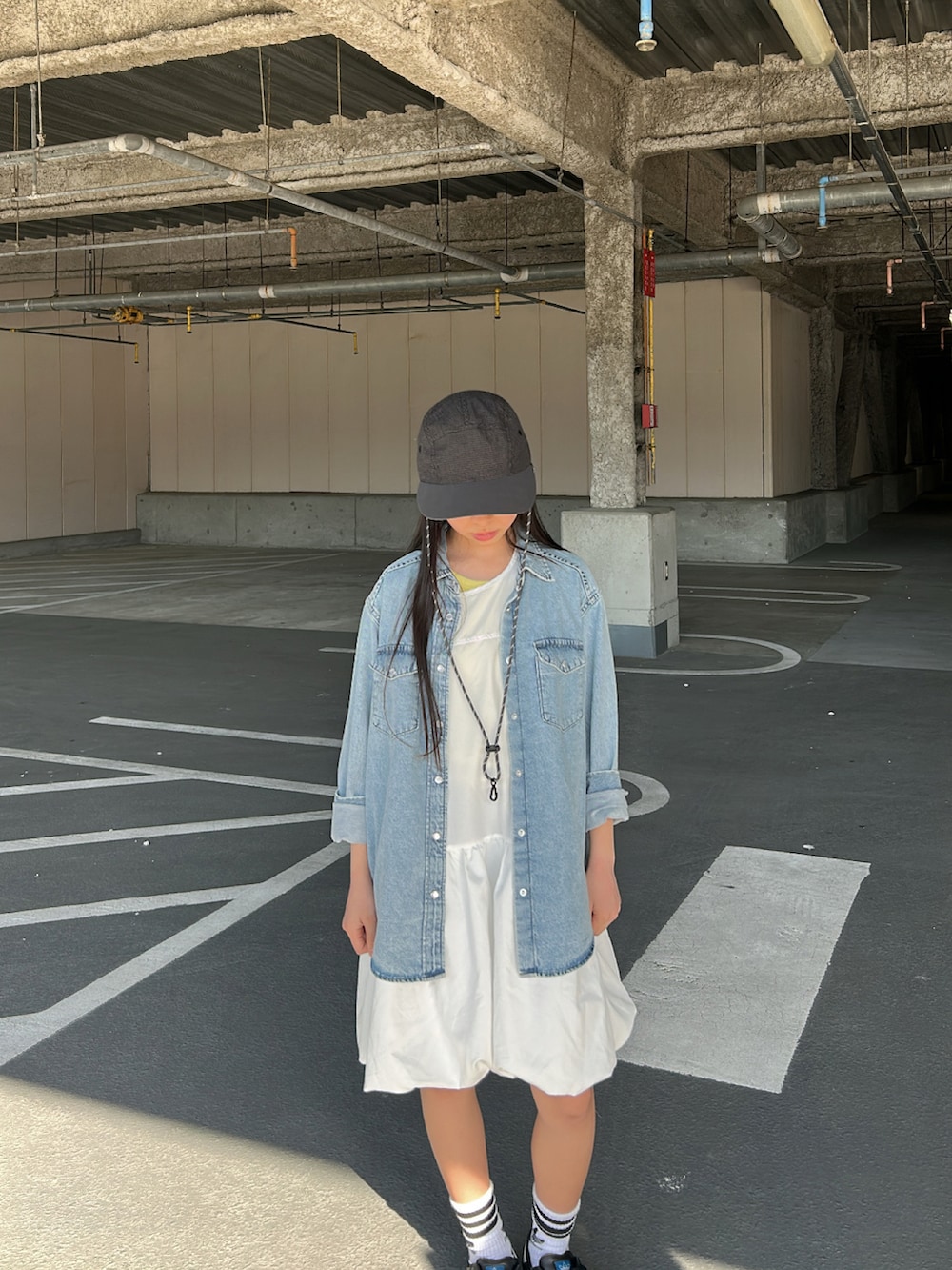 「レイヤードスタイル、ワンピース、バルーン、デニムシャツ、キャップ、JDB、スニーカー、adidas、お出かけコーデ」｜「jdbase_capのアイテム（キャップ、ブラック系）」を使った、uranさん（キッズ・144cm）の春コーディネートの4枚目の写真