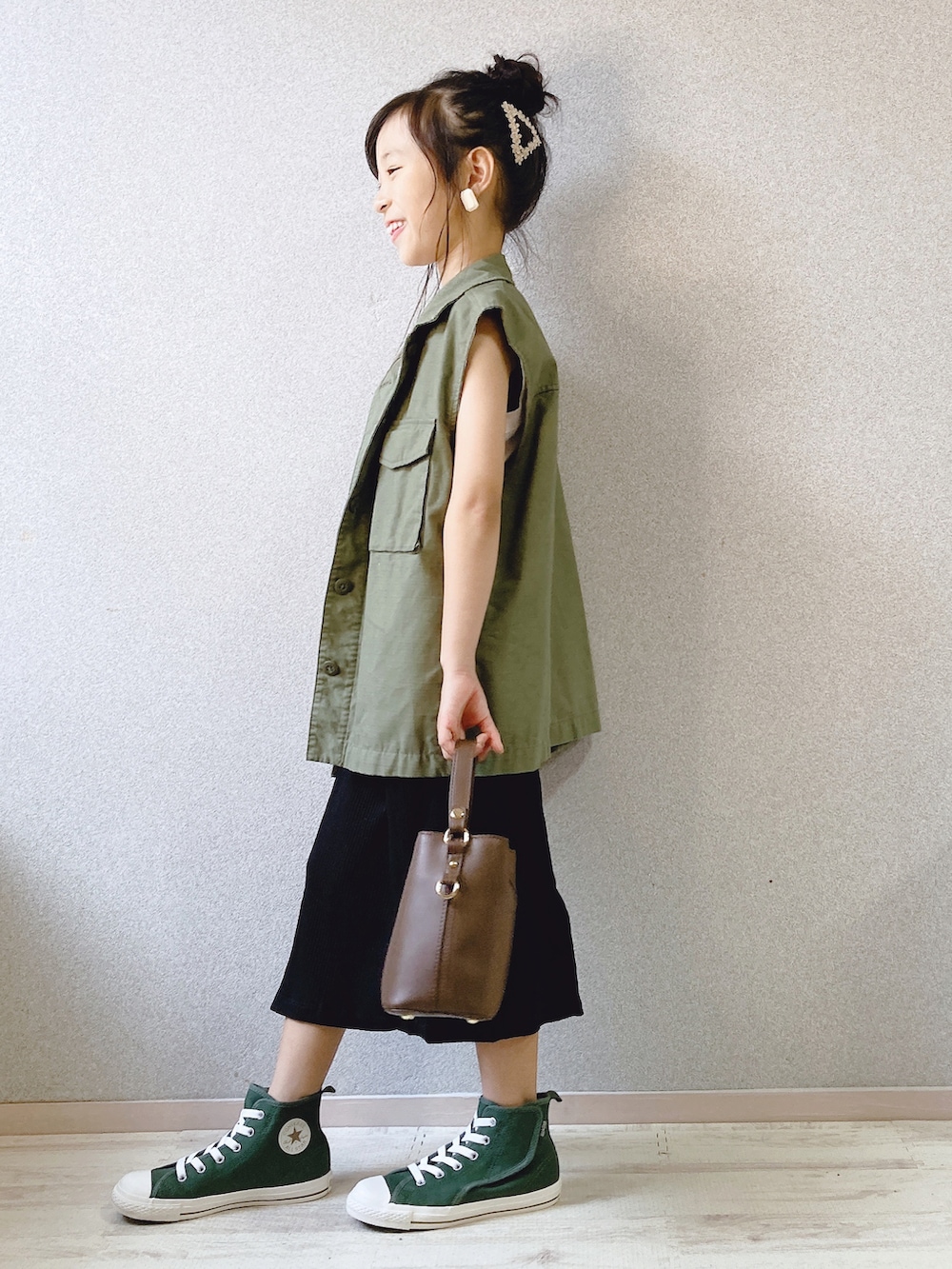 グリーン系のミリタリージャケット、その他のタンクトップ、ブラウン系のショルダーバッグを着用したキッズの夏コーディネートの2枚目の写真
