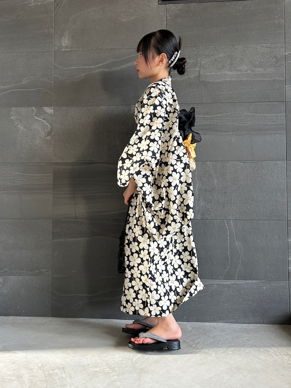 ブラック系のトートバッグ、ブラック系の浴衣、シルバー系のバレッタ/ヘアクリップを着用したキッズの夏コーディネートの2枚目の写真