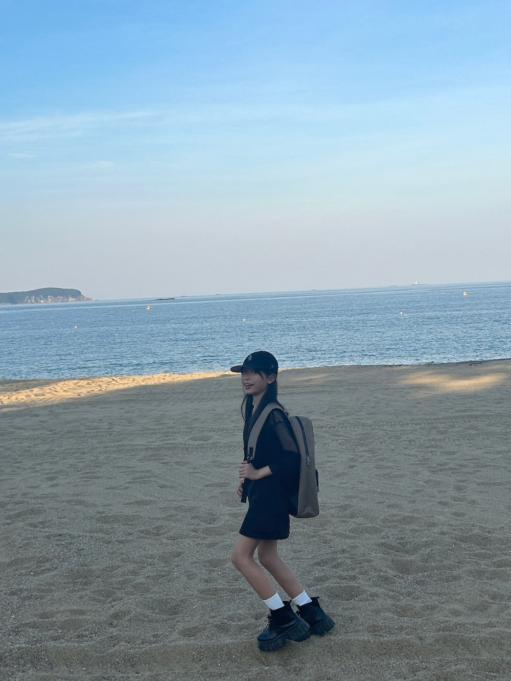 ブラウン系のバックパック/リュック、ブラック系のTシャツ/カットソー、ブラック系のデニムスカートを着用したキッズの夏コーディネートの5枚目の写真