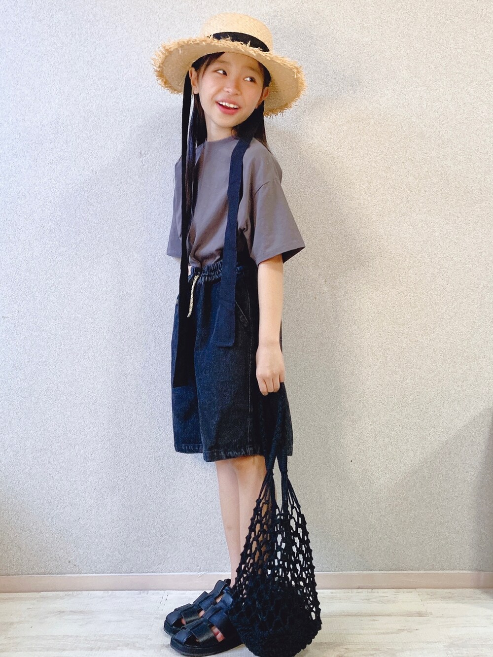 グレー系のTシャツ/カットソー、ブラック系のその他パンツ、ブラック系のトートバッグを着用したキッズの夏コーディネートの2枚目の写真